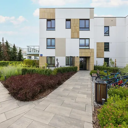 Spacious Family With Garden & Parking By Renters شقة