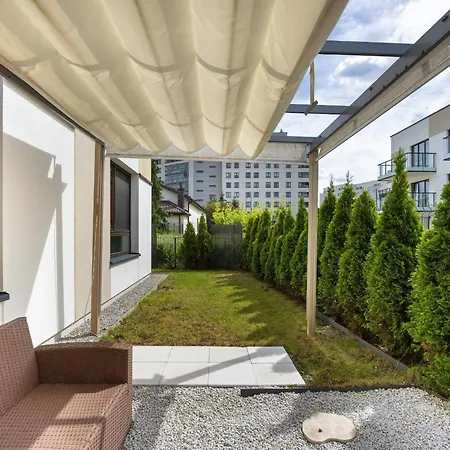 Spacious Family With Garden & Parking By Renters شقة