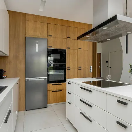 Apartment Spacious Family With Garden & Parking By Renters *