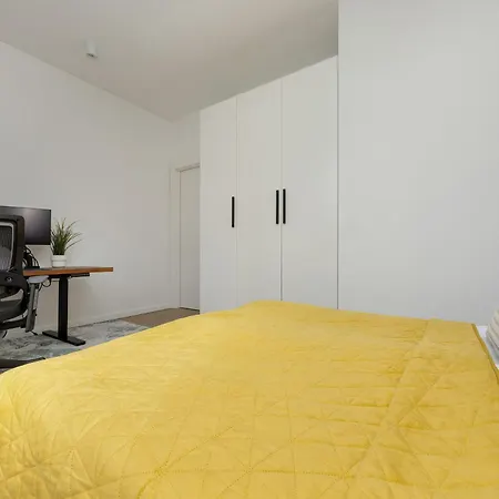 Spacious Family With Garden & Parking By Renters Apartment Warsaw
