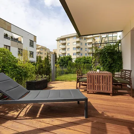 Spacious Family With Garden & Parking By Renters شقة وارسو