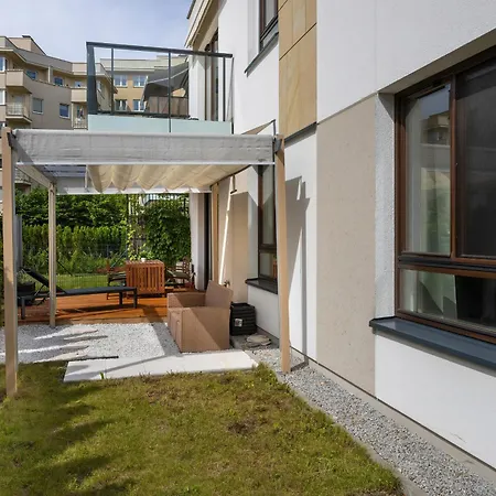 Spacious Family With Garden & Parking By Renters Apartment