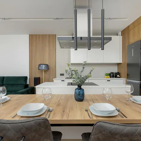 Spacious Family With Garden & Parking By Renters Apartment Warsaw