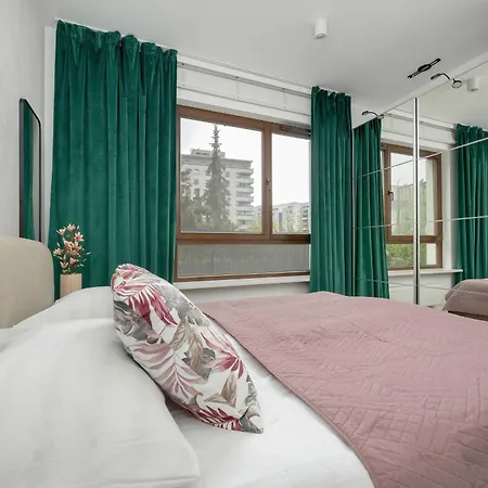 Spacious Family With Garden & Parking By Renters شقة