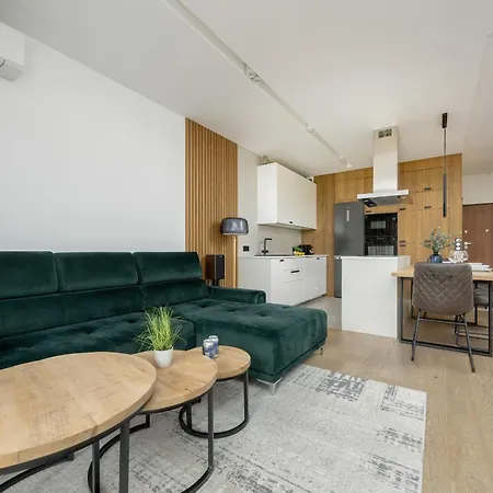 Spacious Family With Garden & Parking By Renters Apartment Warsaw